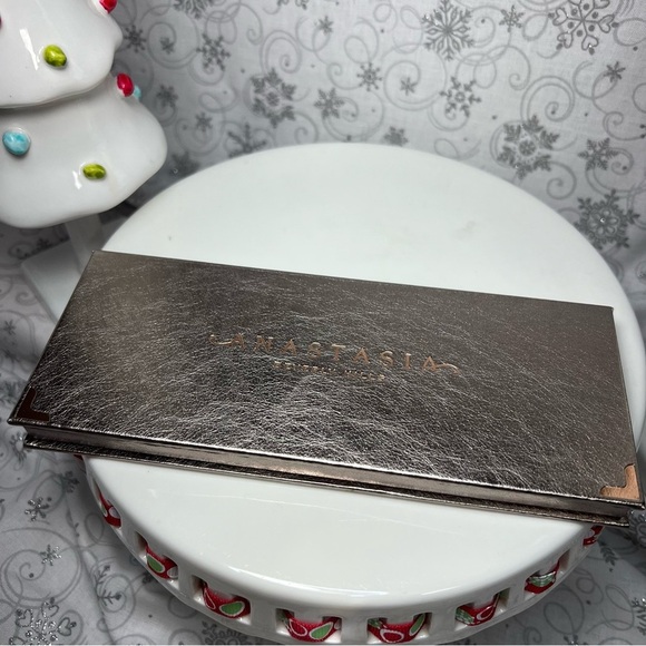 Anastasia 12 Pan Rose Metallic Eye Shadow Palette - Christmas - Stocking Stuffer - Picture 6 of 12